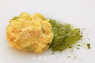 五色桃山红豆馅月饼的做法步骤:14