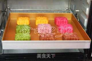 五色桃山红豆馅月饼的做法步骤:22