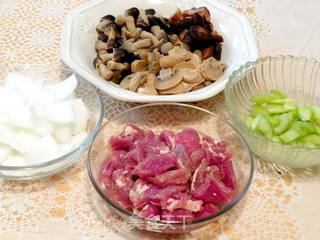 三菇小炒肉的做法步骤：2