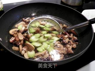 三菇小炒肉的做法步骤：3