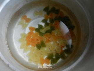 鲜汤蝴蝶面的做法步骤:4