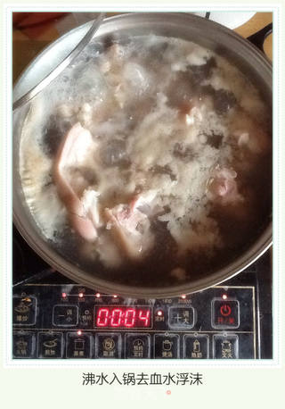 黄豆猪脚丰胸汤的做法步骤:2