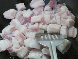 看江西人如何用最简单的方法做出美味肉荤:腐竹红烧肉的做法步骤:2