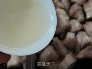 看江西人如何用最简单的方法做出美味肉荤:腐竹红烧肉的做法步骤:4