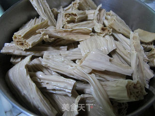 看江西人如何用最简单的方法做出美味肉荤:腐竹红烧肉的做法步骤:6