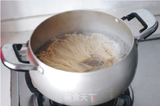 【酸汤金针肥牛】无法抗拒的酸辣诱惑的做法步骤:2