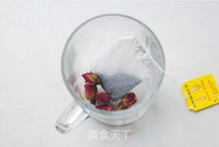 【玫瑰奶茶】自制放心甜蜜饮品的做法步骤:2