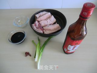五香卤肉的做法步骤：1