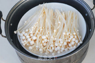【剁椒蒸金针菇】十分钟打造美味快手菜的做法步骤:3