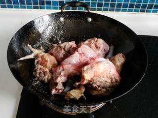 杏鲍菇棒骨炖鸡块的做法步骤:6