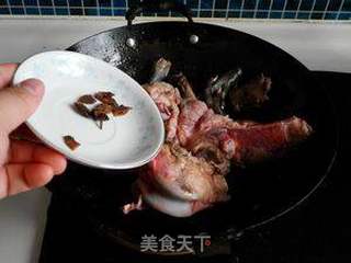 杏鲍菇棒骨炖鸡块的做法步骤:7