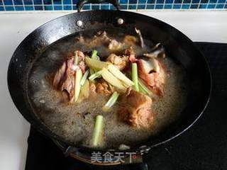 杏鲍菇棒骨炖鸡块的做法步骤:9