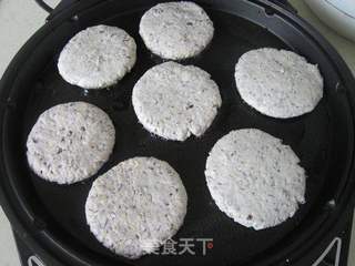 电饼铛煎紫色玉米小饼的做法步骤:9