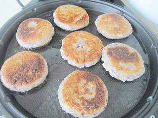 电饼铛煎紫色玉米小饼的做法步骤:11