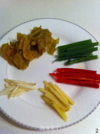【贡菜半煎煮马鲛】的做法步骤:2