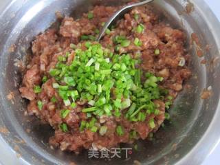 洋葱入菜很美味の【洋葱圈肉饼】的做法步骤：2