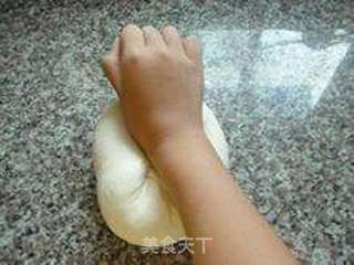 如何做出漂亮的包子馒头---手工揉面要点的做法步骤:7
