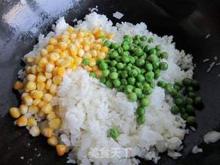 玉米虾仁蛋炒饭的做法步骤：9