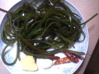 海带丝油豆腐烧香干豌豆的做法步骤：1