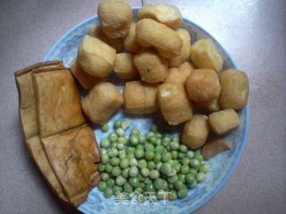 海带丝油豆腐烧香干豌豆的做法步骤：2