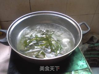 海带丝油豆腐烧香干豌豆的做法步骤：3