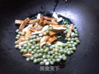 海带丝油豆腐烧香干豌豆的做法步骤：9