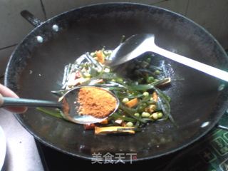 海带丝油豆腐烧香干豌豆的做法步骤：12
