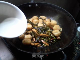 海带丝油豆腐烧香干豌豆的做法步骤：14