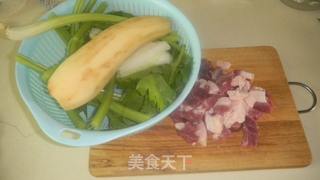 猪肉莲藕芹菜水饺的做法步骤：1