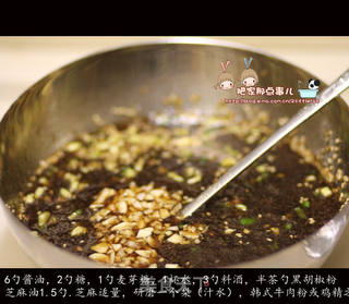 《韩式牛肉蘑菇粉条锅》的做法步骤:3