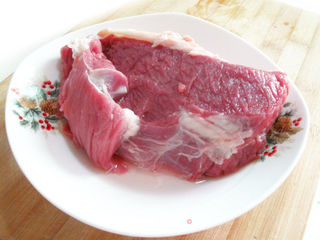 红酒烩牛肉的做法步骤:2