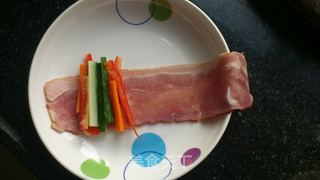 学习《培根蔬菜卷》的做法步骤：2