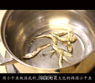 手把手教你做最正宗的韩式大酱汤的做法步骤:3