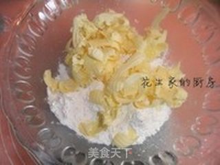 酥皮蛋黄月饼的做法步骤：1