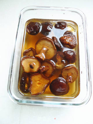 香菇炖鸡的做法步骤：2