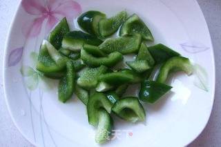 南瓜炒百合的做法步骤:2