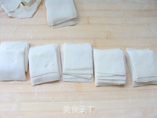 平常幸福味道——韭菜鲜肉馄饨的做法步骤:2
