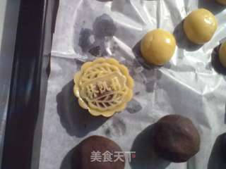 24图过程祥解~~中秋节预热——【广式蛋黄豆沙月饼】的做法步骤:16