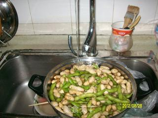花生煮毛豆豆的做法步骤:2
