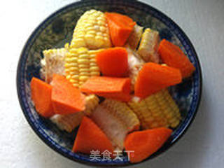 胡萝卜玉米排骨汤的做法步骤:2