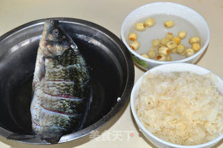 初秋养胃汤——银耳莲子鲫鱼汤的做法步骤:2