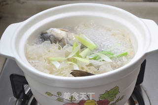 初秋养胃汤——银耳莲子鲫鱼汤的做法步骤:6
