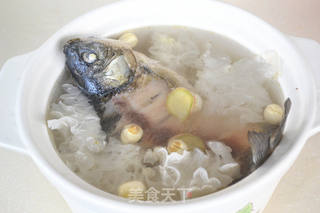 初秋养胃汤——银耳莲子鲫鱼汤的做法步骤:5