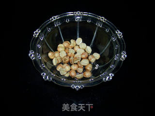 南瓜银耳莲子羹的做法步骤:2