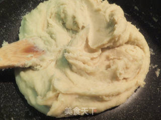 酥皮莲蓉蛋黄月饼的做法步骤:4