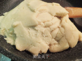酥皮莲蓉蛋黄月饼的做法步骤:6