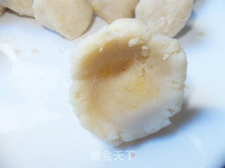 酥皮莲蓉蛋黄月饼的做法步骤:8