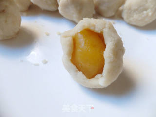 酥皮莲蓉蛋黄月饼的做法步骤:9
