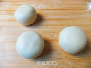 酥皮莲蓉蛋黄月饼的做法步骤:17