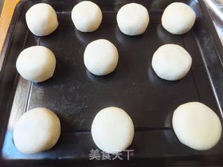 酥皮莲蓉蛋黄月饼的做法步骤:18